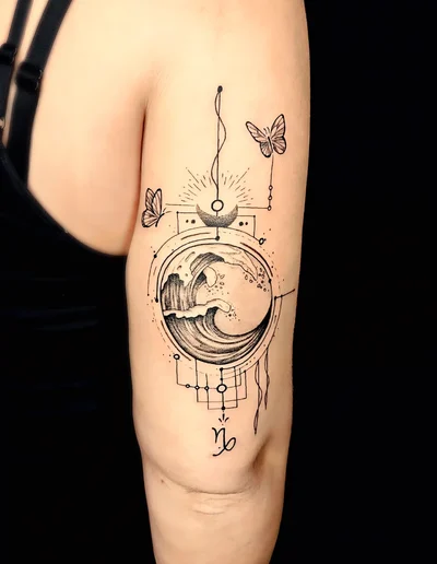 Realistic Tattoo Oberarm – Welle im Kreis mit Schmetterlingen und spirituellen Symbolen.