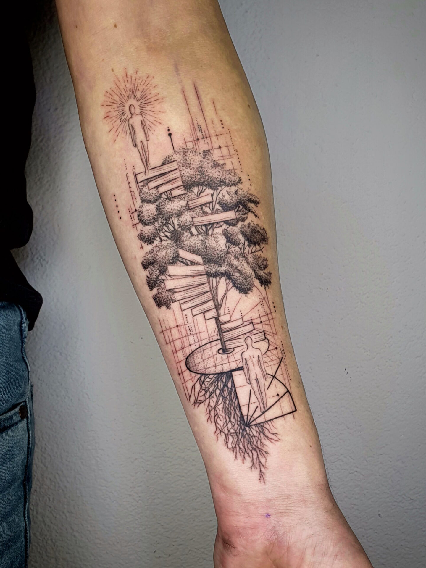 Baum Tattoo mit Leiter und Dotwork als Symbol für Entwicklung, am Unterarm