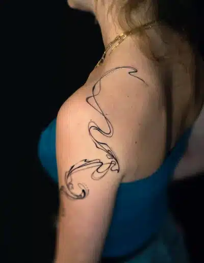 Abstraktes Linework Tattoo auf Schulter und Oberarm, feine Linien und Punkte, gestochen bei EB-Tattoo St. Gallen