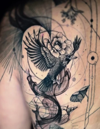 Abstraktes Tattoo mit Rabe, Blume und feinen Linien auf der Schulter bei EB-Tattoo St. Gallen