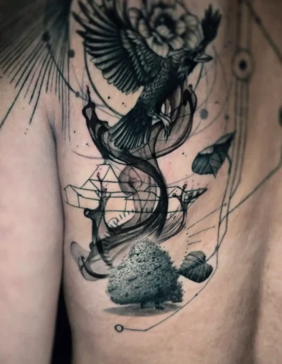 Abstraktes Tattoo mit Rabe, Baum und geometrischen Linien auf der seitlichen Rückenpartie bei EB-Tattoo St. Gallen