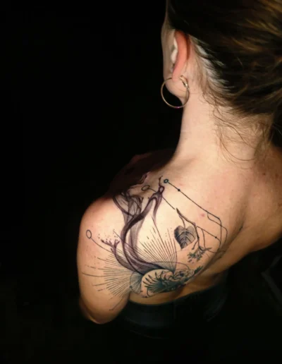 Abstraktes Fine Line Tattoo auf der Schulter mit dynamischen Linien, Blättern und organischen Formen bei EB-Tattoo St. Gallen