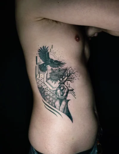 Abstraktes Rabe-Tattoo mit Baumwesen und umarmendem Paar an der Rippe bei EB-Tattoo St. Gallen