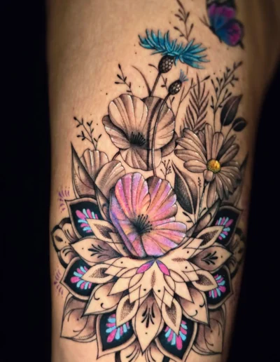 Detailaufnahme farbiges Blumen-Mandala Tattoo mit Blüten und Ornamenten bei EB-Tattoo St. Gallen