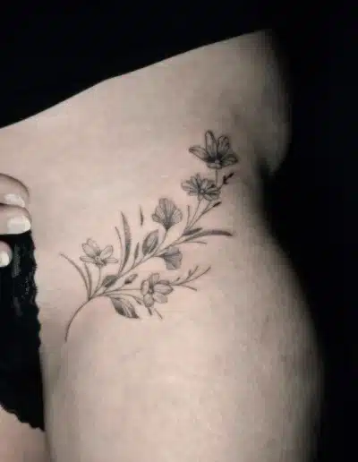 Filigranes Fine Line Blumen Tattoo an der Hüfte, gestochen bei EB-Tattoo St. Gallen