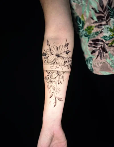 Feinliniges Blumen Unterarm Tattoo mit Datum 10.04.18 bei EB-Tattoo in St. Gallen