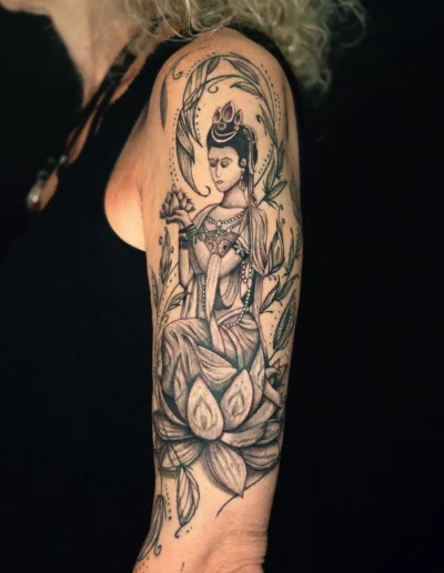 Buddha Tattoo mit Lotusblüte und filigranen Linien am Arm einer Frau, gestochen bei EB-Tattoo St. Gallen