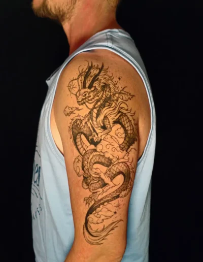 Drachen Tattoo im japanischen Stil am Oberarm eines Mannes, gestochen bei EB-Tattoo St. Gallen