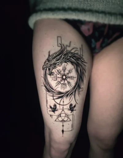 Drachen Traumfaenger Tattoo mit nordischen Symbolen und zwei Raben am Oberschenkel bei EB-Tattoo St. Gallen