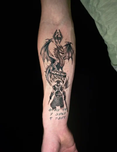 Fantasy Tattoo mit Drache und Krieger im Realismus-Stil am Unterarm bei EB-Tattoo St. Gallen
