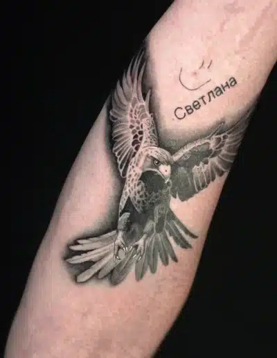 Realistic Falke Tattoo am Unterarm mit ausgebreiteten Flügeln, Black-and-Grey Stil, gestochen bei EB-Tattoo St. Gallen