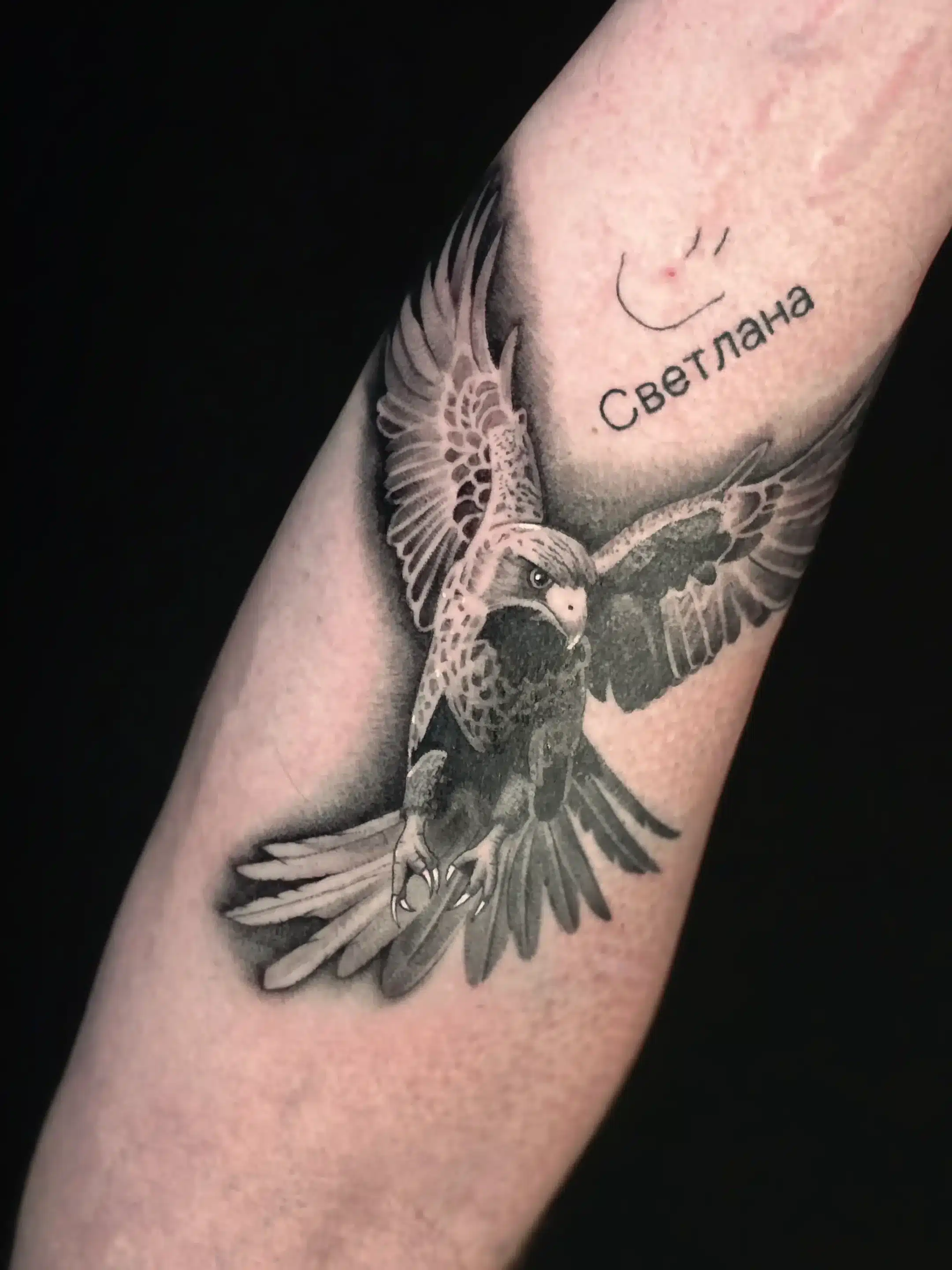 Realistic Falke Tattoo am Unterarm mit ausgebreiteten Flügeln, Black-and-Grey Stil, gestochen bei EB-Tattoo St. Gallen