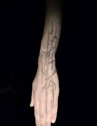 Abstraktes Fineline Handtattoo mit fliessenden Linien und geometrischen Formen bei EB-Tattoo St. Gallen