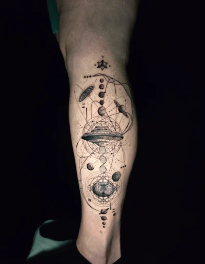 Abstraktes Fineline-Weltraumtattoo mit Planeten und geometrischen Linien an der Wade bei EB-Tattoo St. Gallen