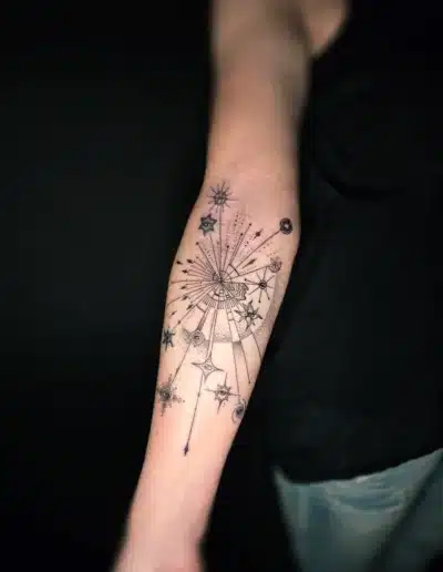 Geometrisches abstraktes Linien- und Sternentattoo am Unterarm bei EB-Tattoo St. Gallen