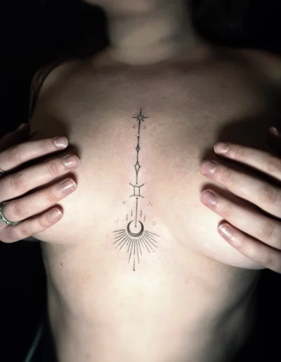 Geometrisches Fineline-Tattoo mit Sternen und Halbmond am Brustbein bei EB-Tattoo St. Gallen