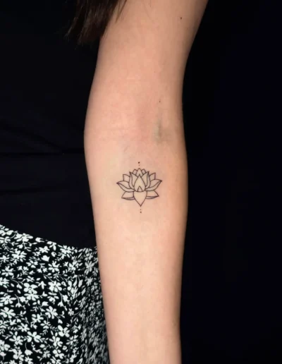 Minimalistisches Fineline Lotus Tattoo am Unterarm mit feinen Linien bei EB-Tattoo St. Gallen