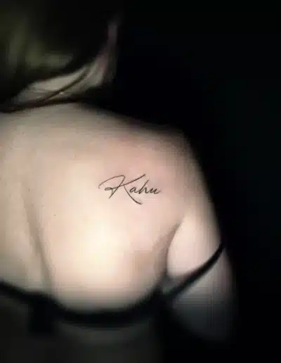Feiner Script-Schriftzug Tattoo „Kahu“ am Schulterblatt bei EB-Tattoo St. Gallen