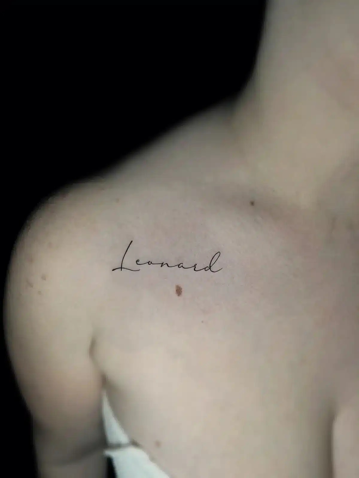 Minimalistisches Script Name Tattoo „Leonard“ auf der Schulter bei EB-Tattoo St. Gallen