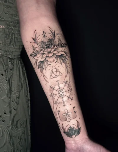Floral Geometric Tattoo mit nordischen Symbolen und Dotwork am Unterarm bei EB-Tattoo St. Gallen