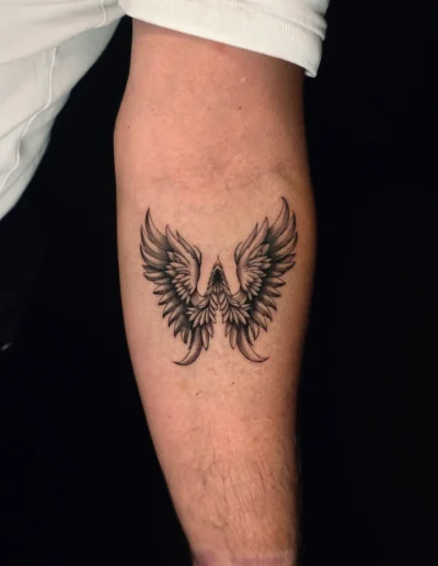 Schattiertes Flügel Tattoo am Unterarm, symmetrisch und detailreich, gestochen bei EB-Tattoo St. Gallen