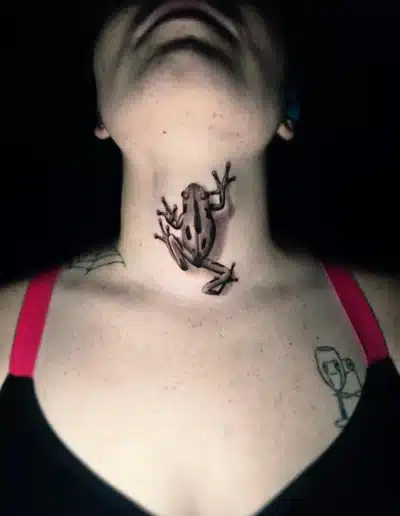 3D Frosch Tattoo am Hals einer Person, realistische Schattierung, gestochen bei EB-Tattoo St. Gallen