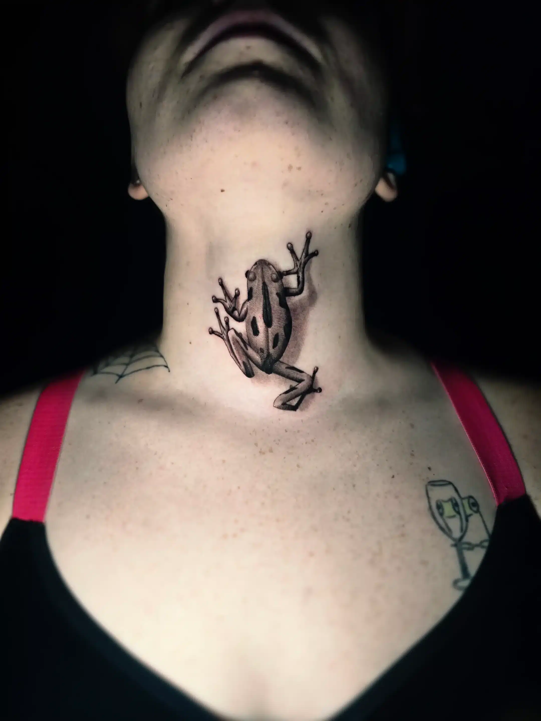 Realistisches 3D Frosch Tattoo mit feiner Schattierung am Hals