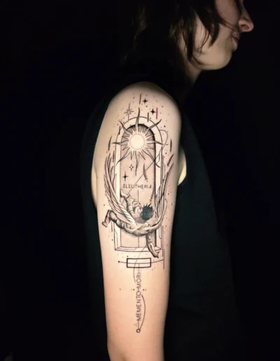 Geometrisches Engel Tattoo mit Memento Mori Schriftzug und Fineline Details am Oberarm bei EB-Tattoo St. Gallen