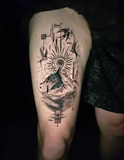 Geometric Berg Tattoo mit Sonne, Vögeln und Linework am Oberschenkel, gestochen bei EB-Tattoo St. Gallen
