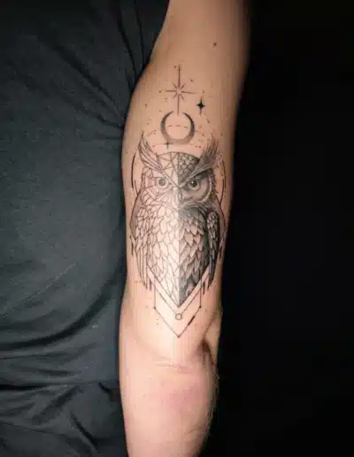 Geometrisches Fineline Eulen Tattoo am Oberarm mit Sternen und Mond bei EB-Tattoo St. Gallen