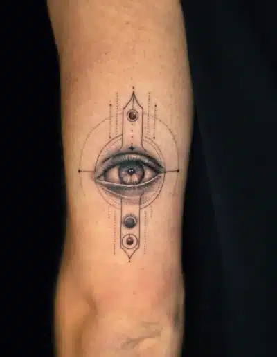 Geometric Eye Tattoo mit Dotwork und Linienkomposition am Unterarm, gestochen bei EB-Tattoo St. Gallen