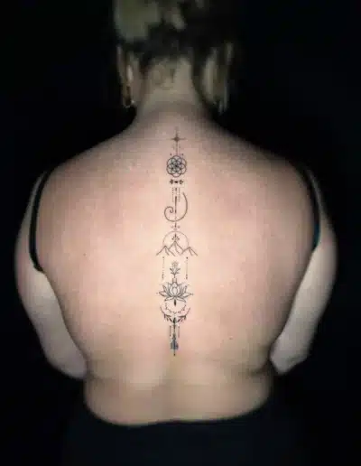 Geometrisches Fineline Rücken Tattoo mit Lotus, Mond und Bergsymbolen bei EB-Tattoo St. Gallen
