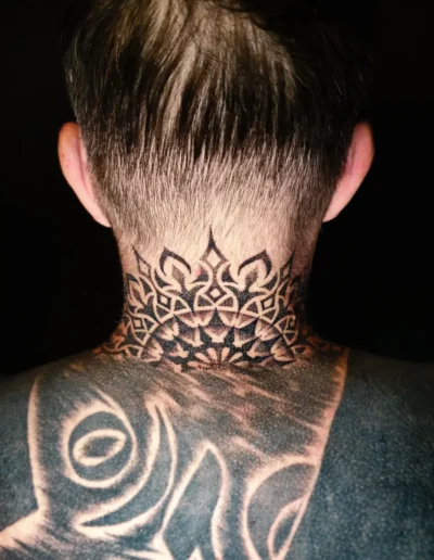 Geometrisches Dotwork Tattoo am Nacken mit symmetrischen Mustern bei EB-Tattoo St. Gallen