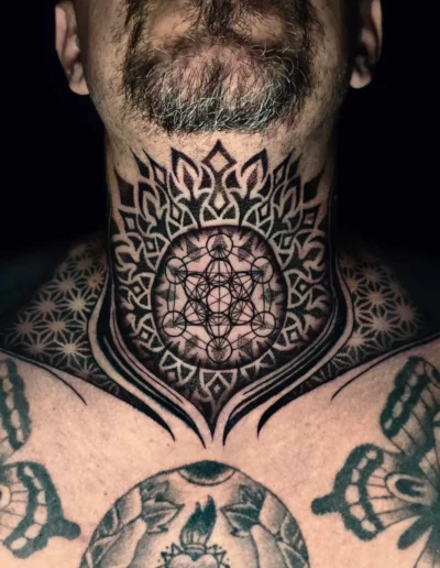Geometric Neck Tattoo mit Mandala und Dotwork am Hals eines Mannes, gestochen bei EB-Tattoo St. Gallen