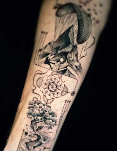 Geometric Tattoo mit Berglandschaft, Baum und Flower of Life am Unterarm, gestochen bei EB-Tattoo St. Gallen