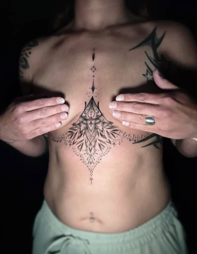 Geometrisches Underboob Fineline Tattoo mit Ornamenten bei EB-Tattoo St. Gallen