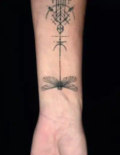 Filigrane Libelle mit geometrischem Dotwork Unterarm Tattoo bei EB-Tattoo St. Gallen