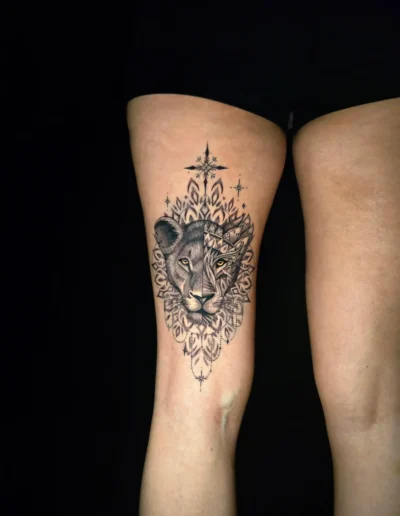 Geometrisch-realistisches Löwen Tattoo am Oberschenkel mit Ornamenten bei EB-Tattoo St. Gallen