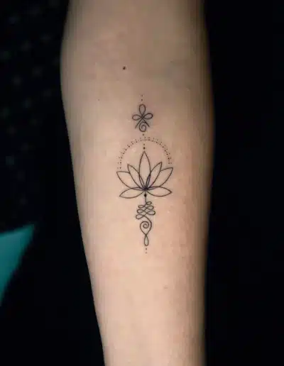 Minimalistisches Lotus Tattoo im Fine-Line-Stil am Unterarm, gestochen bei EB-Tattoo St. Gallen