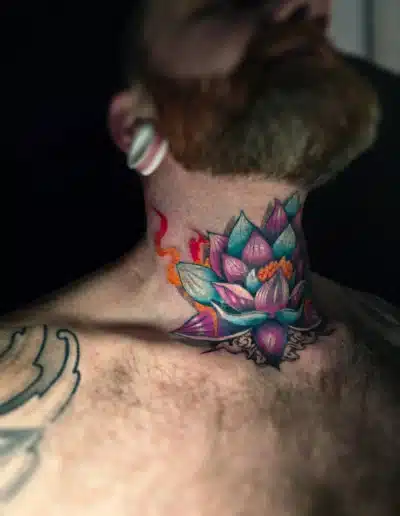 Farbiges Lotus Tattoo am Hals eines Mannes, gestochen bei EB-Tattoo St. Gallen