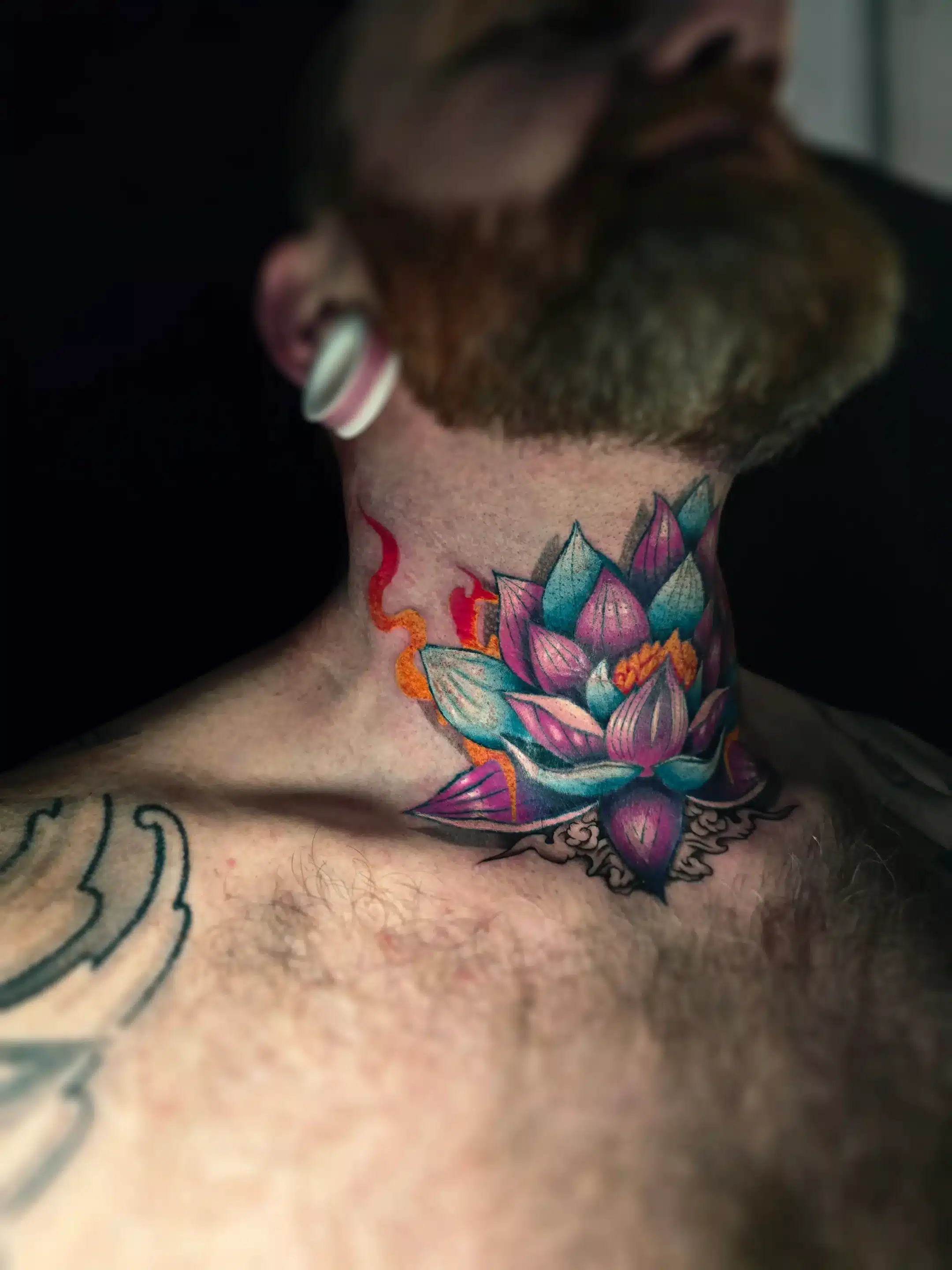 Farbiges Lotus Tattoo am Hals, gestochen bei EB Tattoo St. Gallen