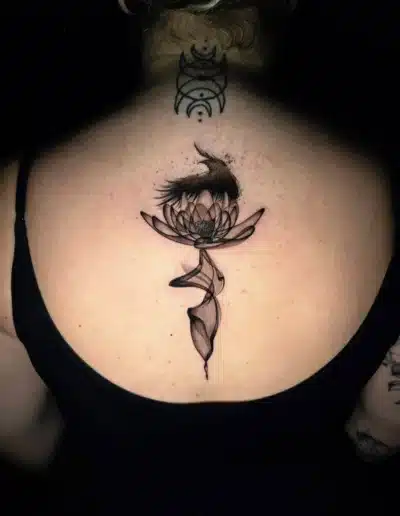 Feines Lotus Rücken Tattoo mit schwebendem Fantasy-Motiv, gestochen bei EB-Tattoo St. Gallen