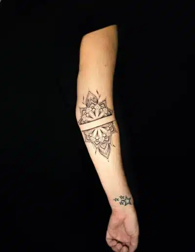 Mandala Lotus Tattoo mit feiner Linienführung und symmetrischem Design am Unterarm, gestochen bei EB-Tattoo St. Gallen