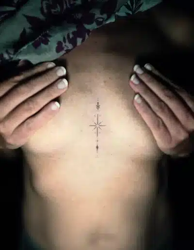 Minimalistisches Brust Tattoo mit feinem Linework-Symbol, gestochen bei EB-Tattoo St. Gallen