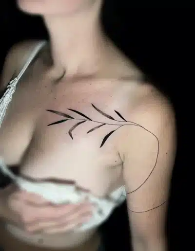 Minimalistisches Zweig Tattoo mit feinen Linien über Schulter und Brust bei EB-Tattoo St. Gallen