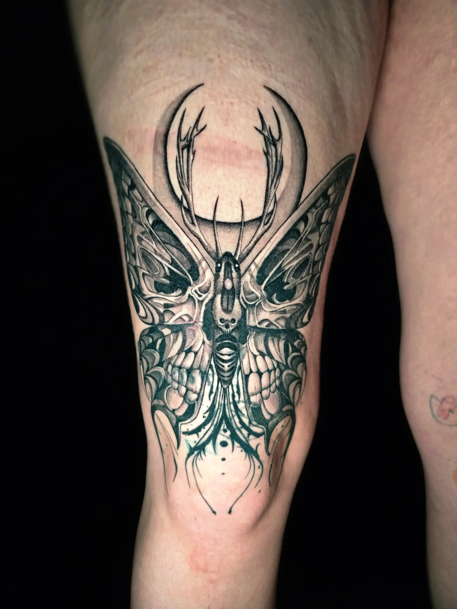 Flächiges Blackwork Tattoo – ideale Technik für Cover-Ups, gestochen bei EB Tattoo St. Gallen