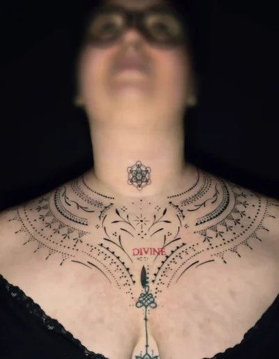 Ornamental Dotwork Chestpiece mit Divine Schriftzug bei EB-Tattoo St. Gallen