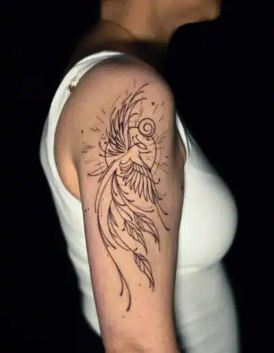 Feines Phoeniks Lineart Tattoo am Oberarm bei EB-Tattoo St. Gallen