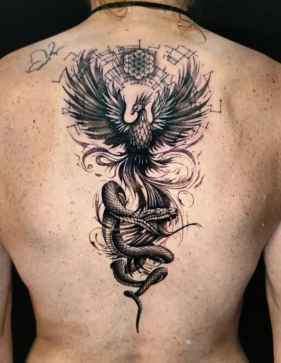 Phönix Tattoo mit Schlange am Rücken einer Person, fein schattiert, gestochen bei EB-Tattoo St. Gallen