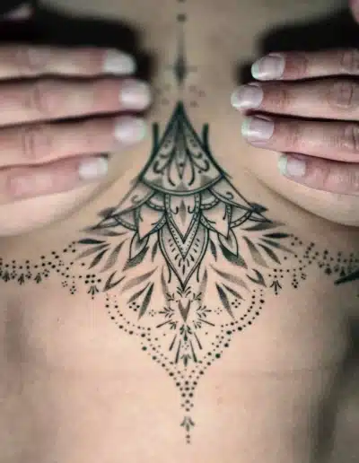 Sternum Tattoo mit Mandala-Elementen und Dotwork, gestochen bei EB-Tattoo St. Gallen